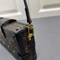 $82.00 USD Louis Vuitton AAA Quality Messenger Bags For Women #1299891