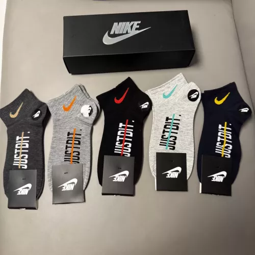 Nike Socks #1360132 $25.00 USD, Wholesale Replica Nike Socks