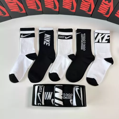 Nike Socks #1377792 $29.00 USD, Wholesale Replica Nike Socks