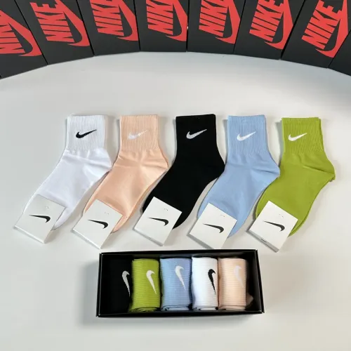 Nike Socks #1414818 $27.00 USD, Wholesale Replica Nike Socks