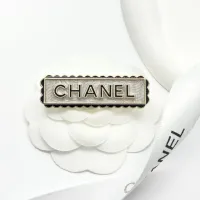 $32.00 USD Chanel Brooches For Women #1425313